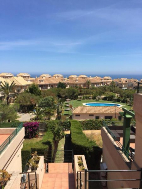 Bonito apartamento en Alcaidesa con piscina